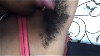 Негритянка лижет свои волосатые подмышки и одновременно натирает пальцами манду