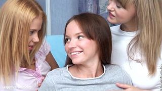 Три худые девушки устроили лесбийскую групповуху и помастурбировали киски