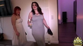 Две толстые бабы бухают светят своими большими буферами и развлекаются с дилдо