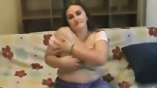 Пацан снимает, как толстая сестра раздевается и ласкает пилотку