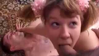 Молодая русская соска обрабатывает сразу два члена зрелых мужиков