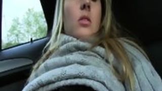Мужик в машине полизал чужой жене заросшую киску и выебал её на сидении